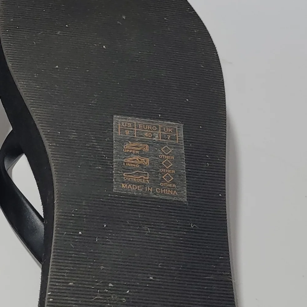 Womens Size 9 Black Flip Flop Sandals with Gold Accent - Picture 4 of 6